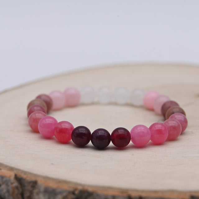 Bracelet Alchimie Amour et Attraction en pierres naturelles de 8 mm, composé de Grenat rouge foncé, Quartz Fraise rose, Rhodonite, Quartz Rose et Pierre de Lune blanche.