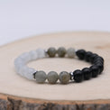 Bracelet Alchimie Protection Énergétique en perles naturelles de 8 mm, composé de Labradorite grise, d'Obsidienne noire et de Sélénite blanche translucide, avec séparateurs argentés.