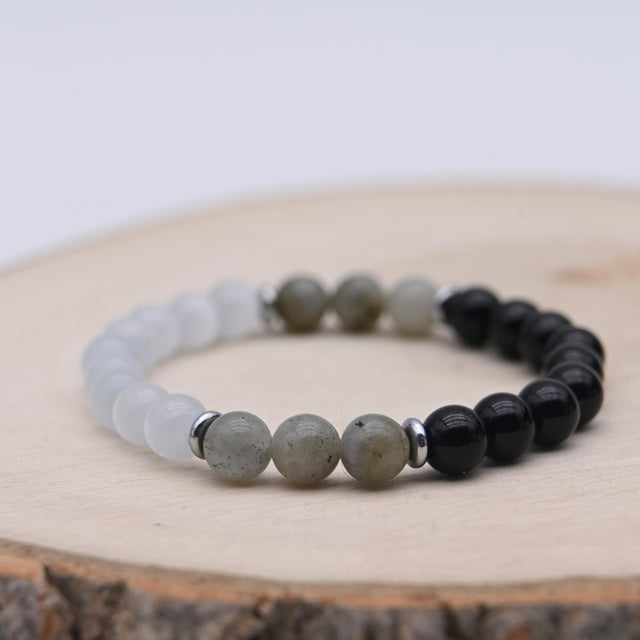 Bracelet Alchimie Protection Énergétique en perles naturelles de 8 mm, composé de Labradorite grise, d'Obsidienne noire et de Sélénite blanche translucide, avec séparateurs argentés.