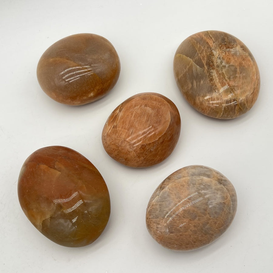 Galet "Équilibre Émotionnel" en Pierre de Lune Orange