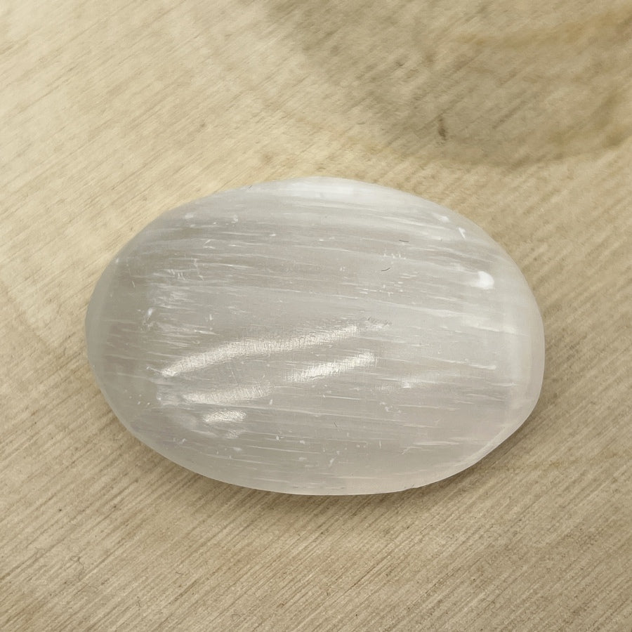 Petit Galet en Sélénite "Purification et Harmonie" - Déstockage